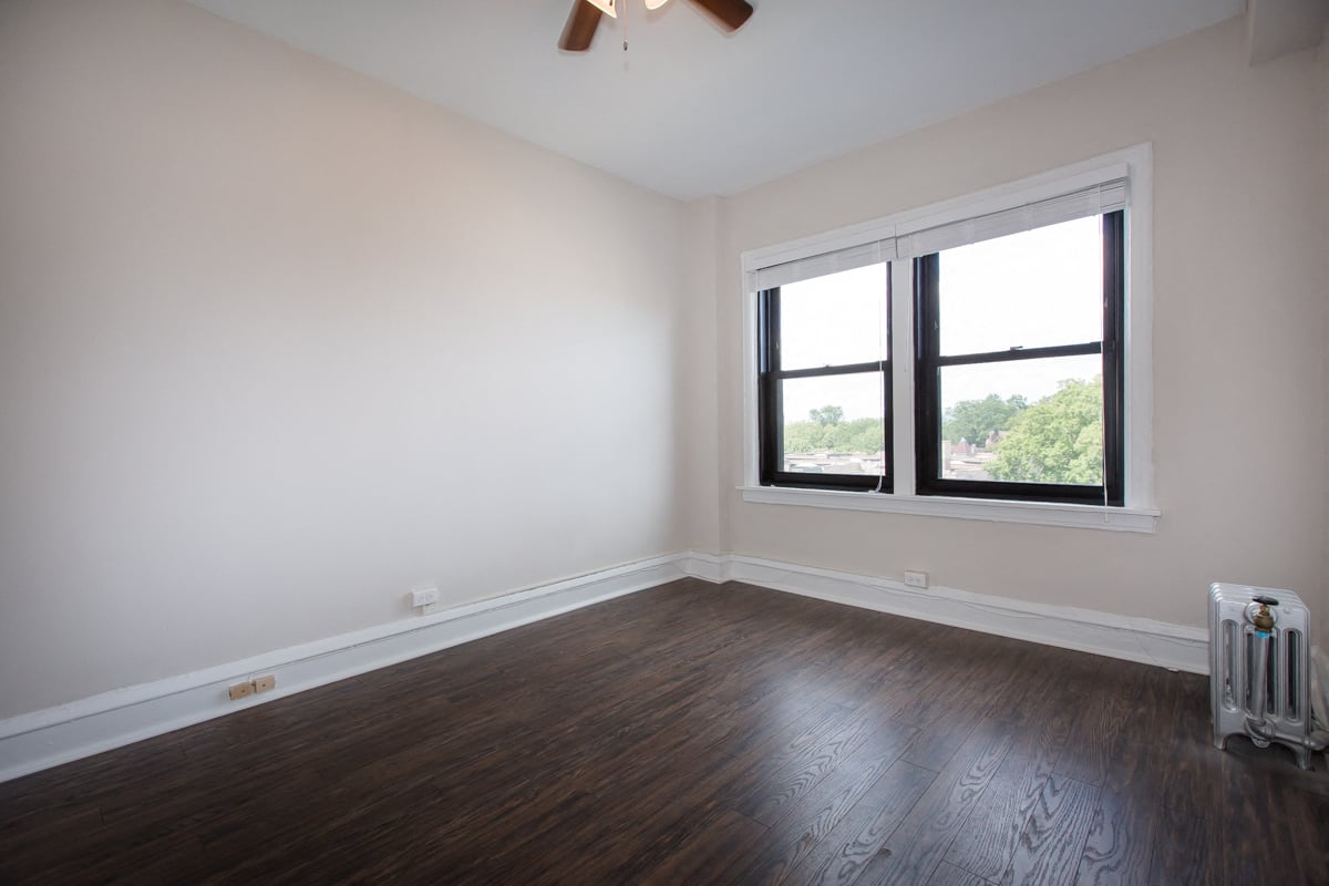 bedroom renovated hardwood floors 5110 kenwood hyde park chicago apartment for rent
